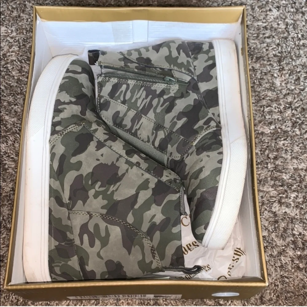 GC. Shoes Womens Raja Camo wedge Size 10 In Box!!!